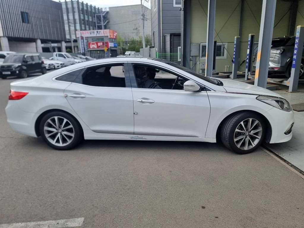 HYUNDAI Grandeur - Vista 10