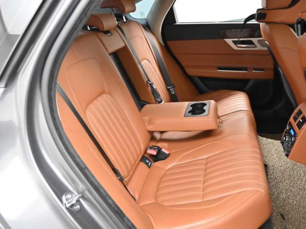 Jaguar XF - Vista 12