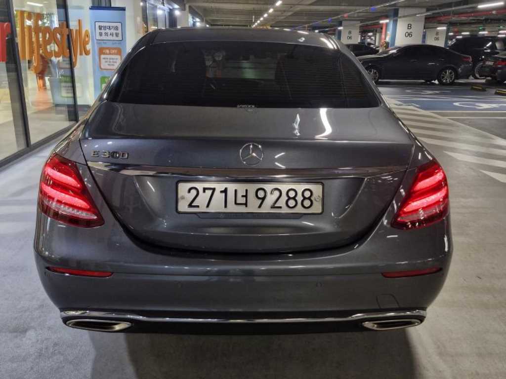Mercedes Benz E class - Vista 5