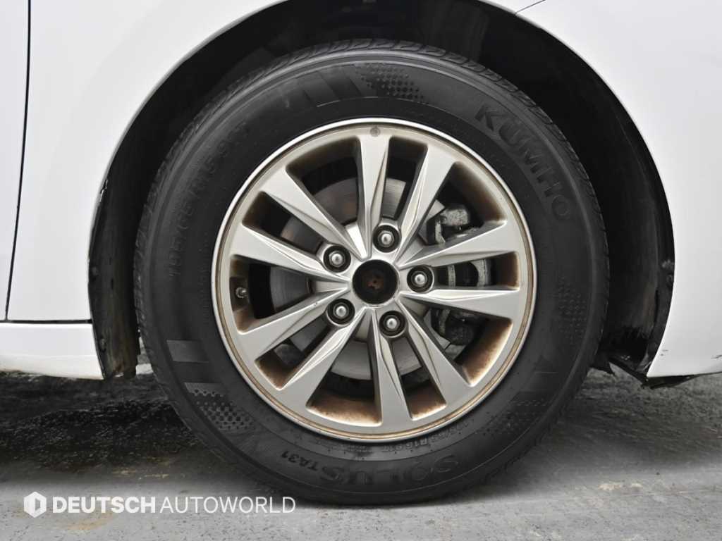 HYUNDAI Avante - Vista 5