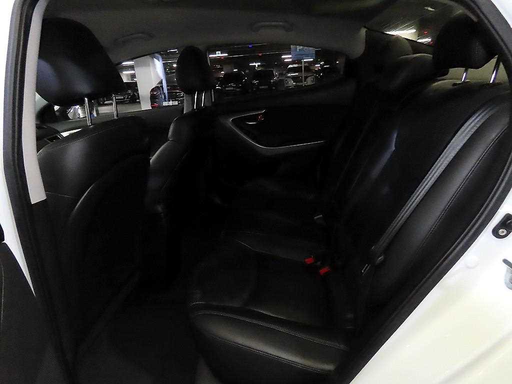 HYUNDAI Avante - Vista 7