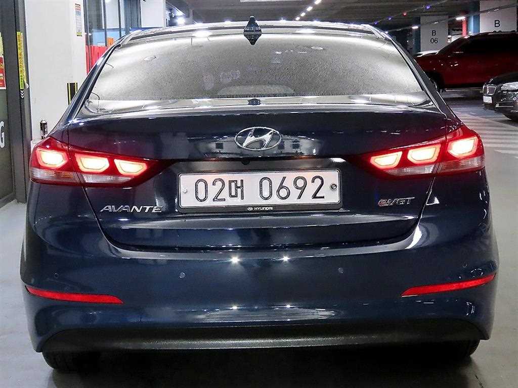 HYUNDAI Avante - Vista 5