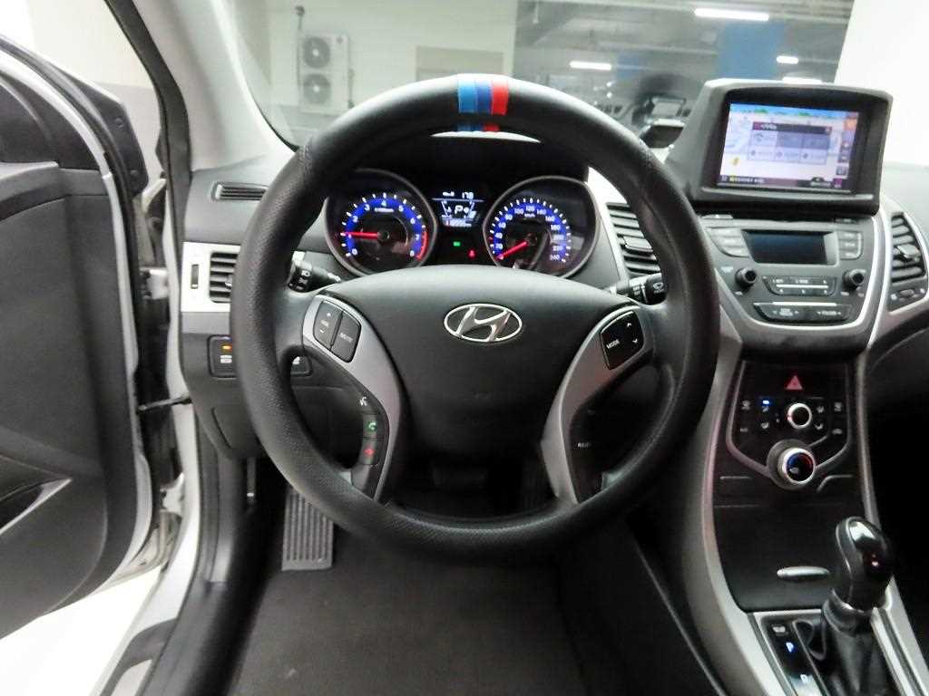 HYUNDAI Avante - Vista 7