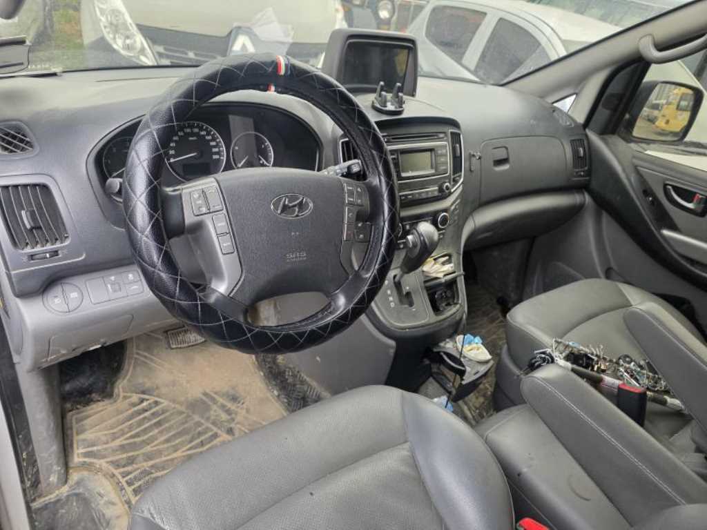 HYUNDAI Starex - Vista 3