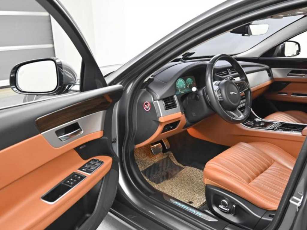 Jaguar XF - Vista 11