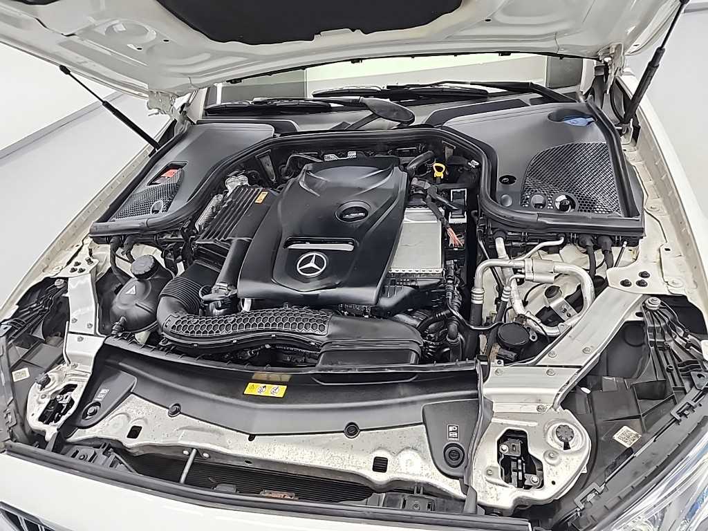 Mercedes Benz E class - Vista 5