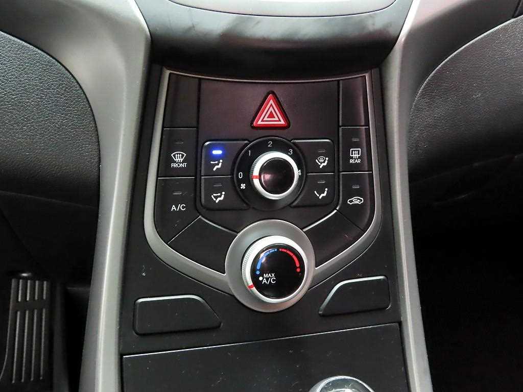 HYUNDAI Avante - Vista 10