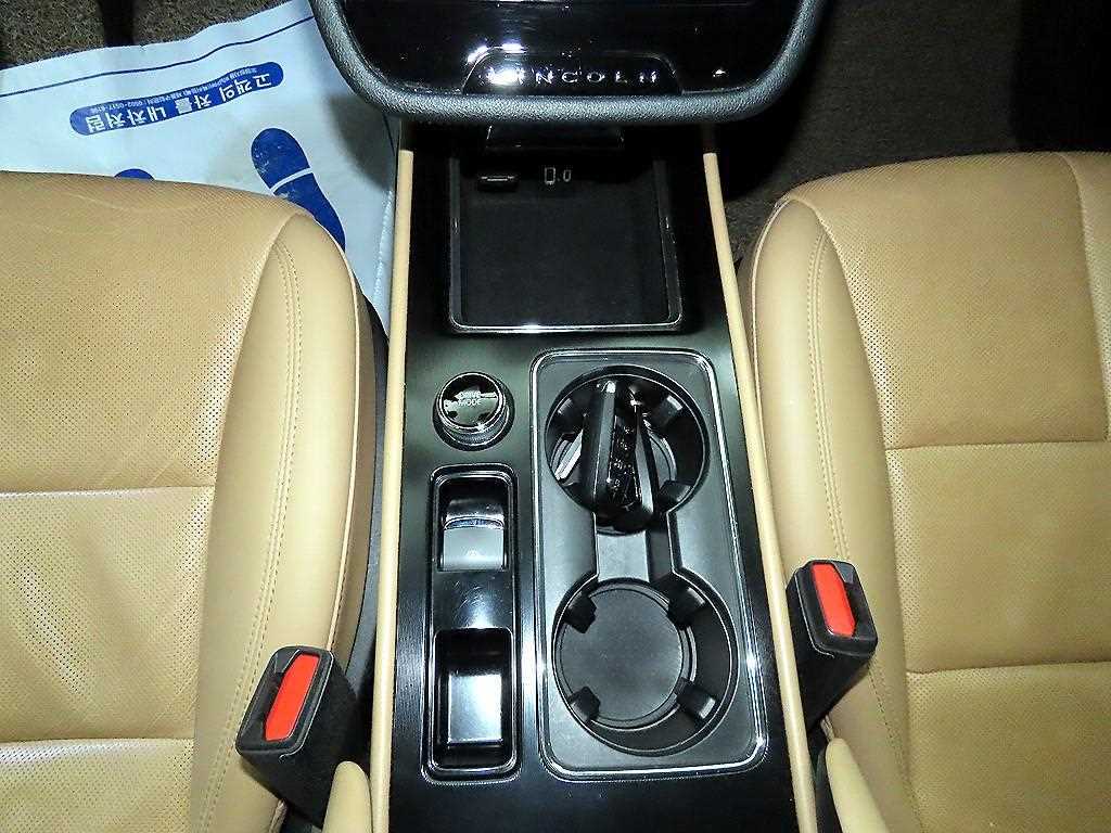 Lincoln Corsair - Vista 12