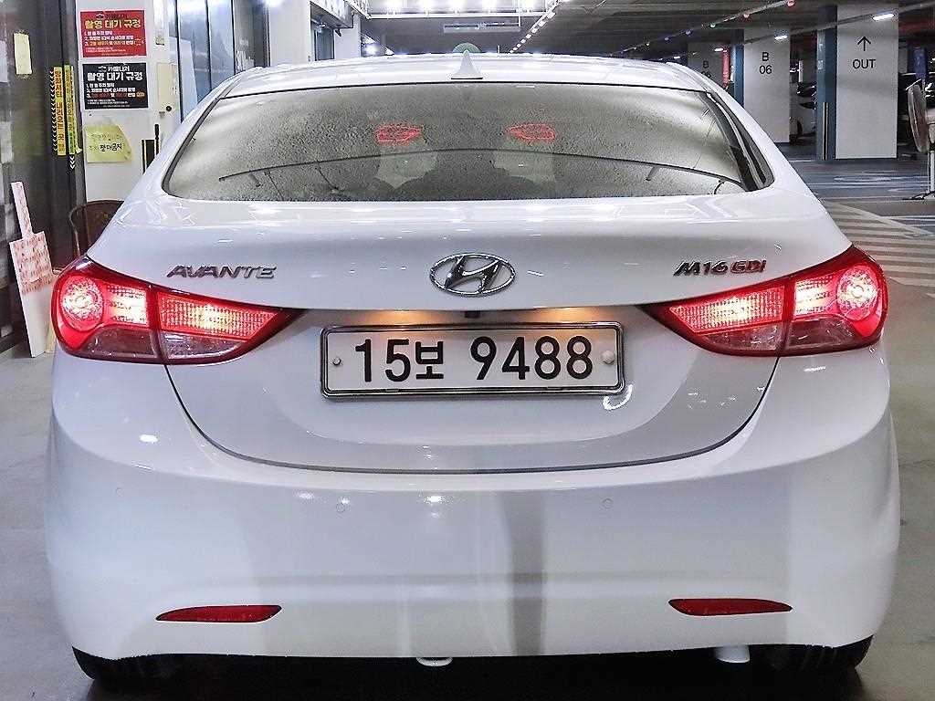 HYUNDAI Avante - Vista 5