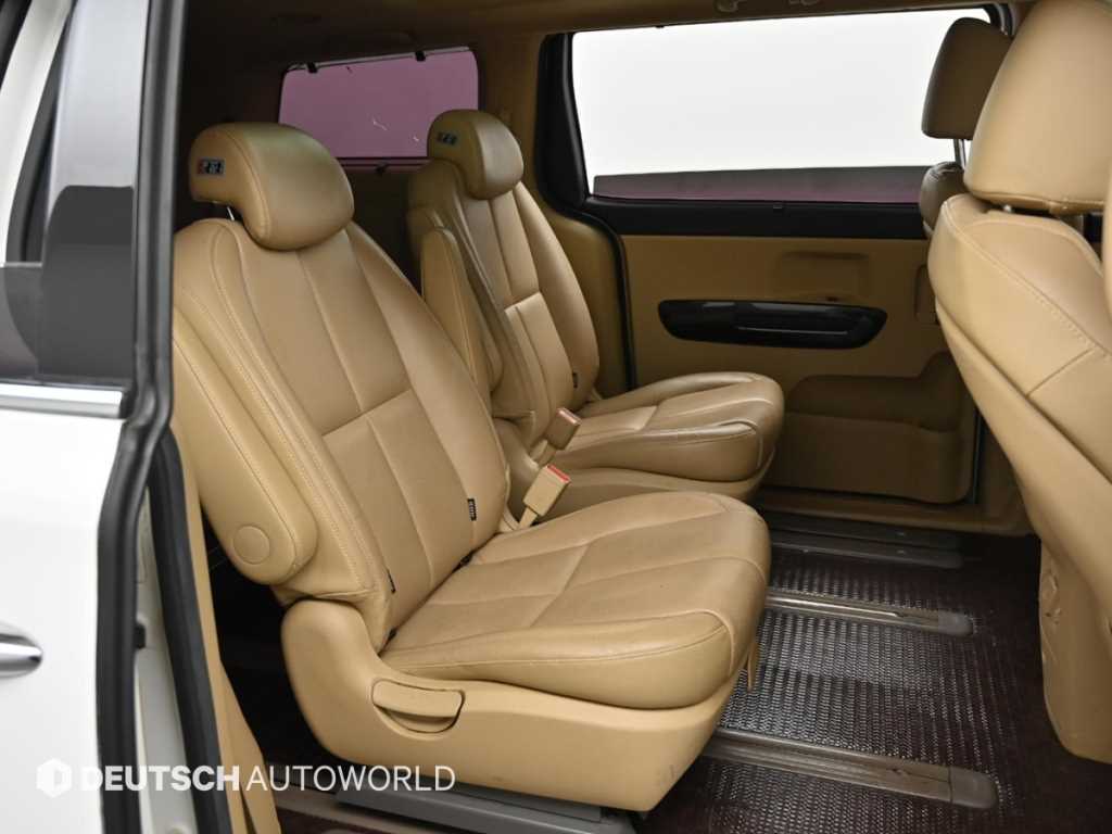 KIA Carnival - Vista 12