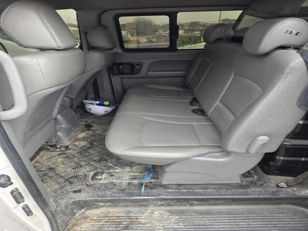 HYUNDAI Starex - Vista 5