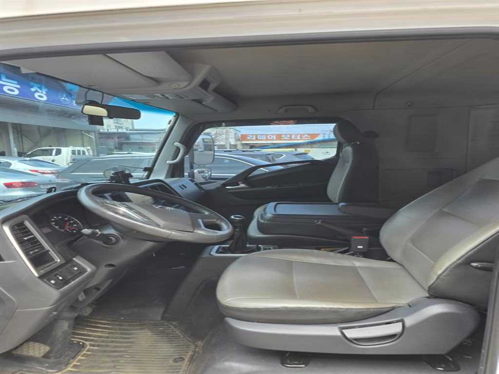 medium and large cargo truck - Vista 7