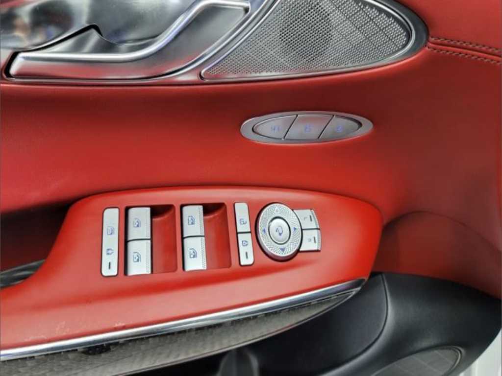 Genesis GV70 - Vista 8