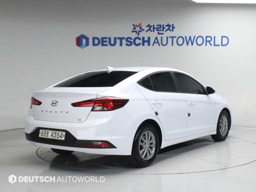 HYUNDAI Avante - Vista 2