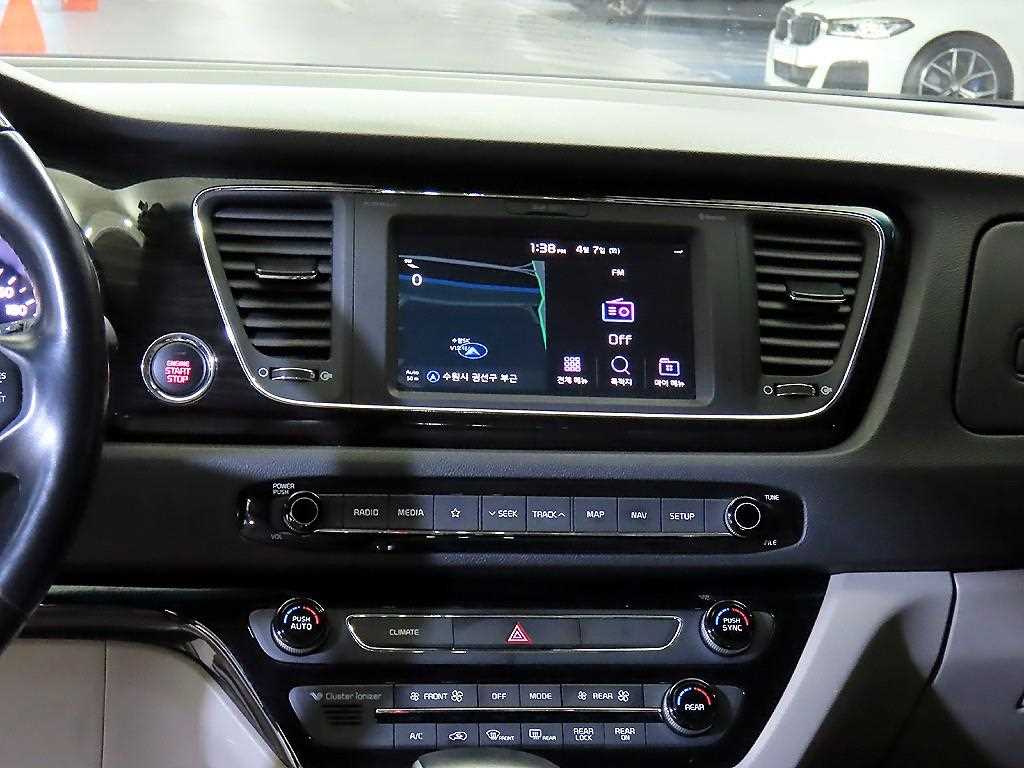 KIA Carnival - Vista 11