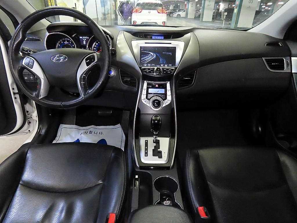 HYUNDAI Avante - Vista 9