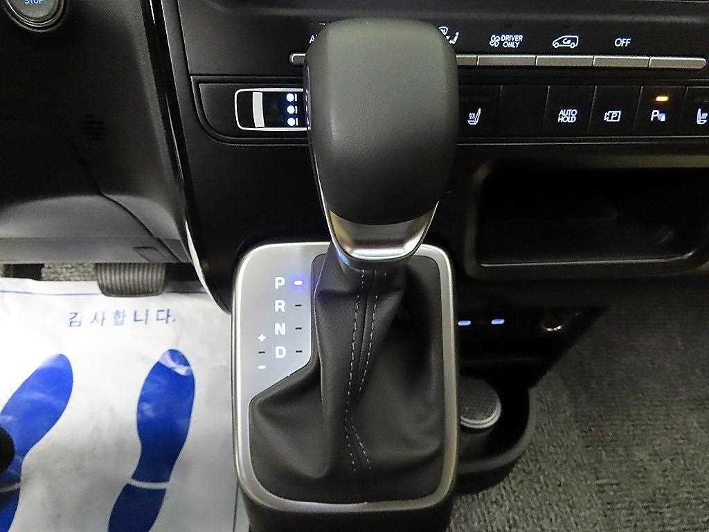 HYUNDAI Staria - Vista 10