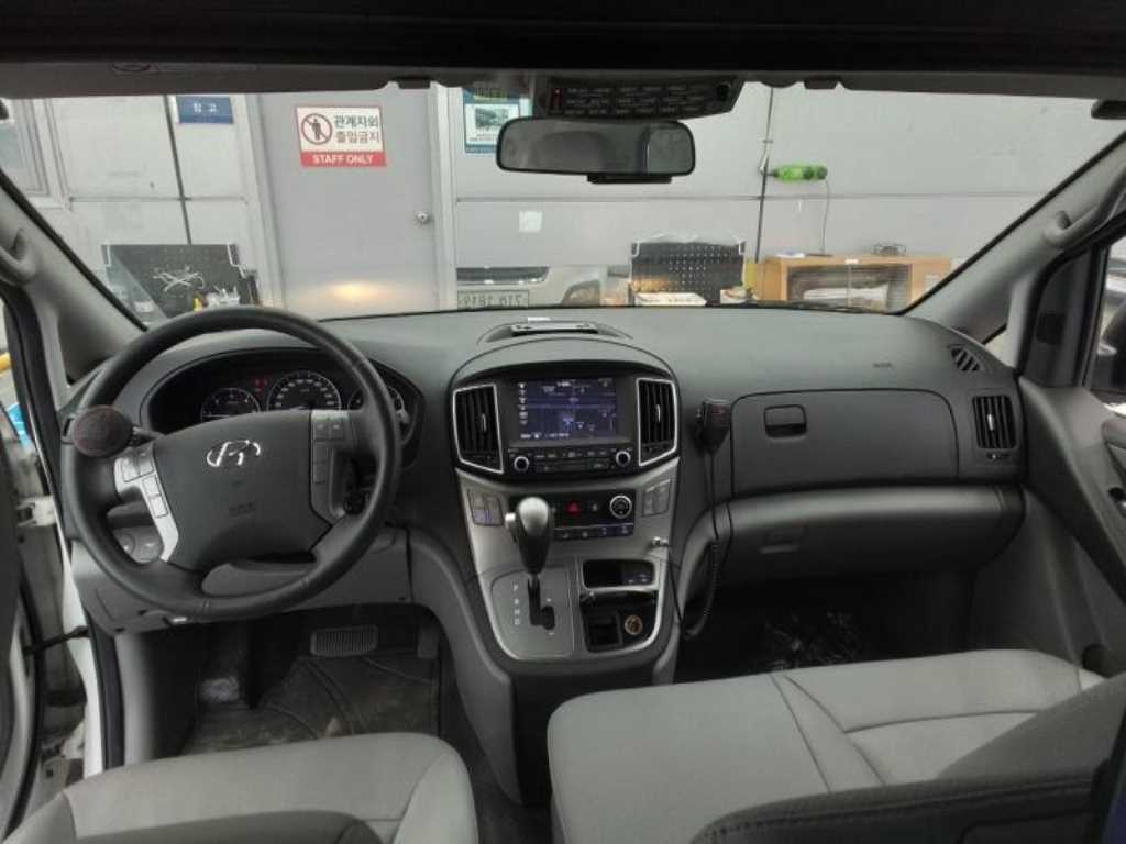 HYUNDAI Starex - Vista 6