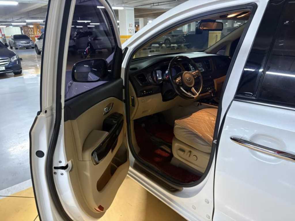 KIA Carnival - Vista 9