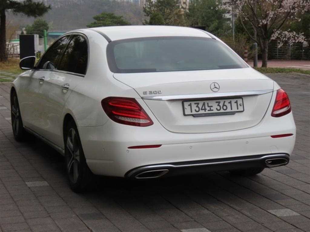 Mercedes Benz E class - Vista 4