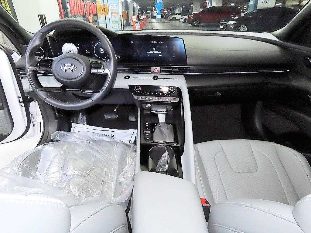 HYUNDAI Avante - Vista 10