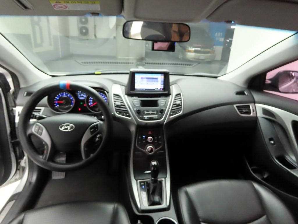 HYUNDAI Avante - Vista 6