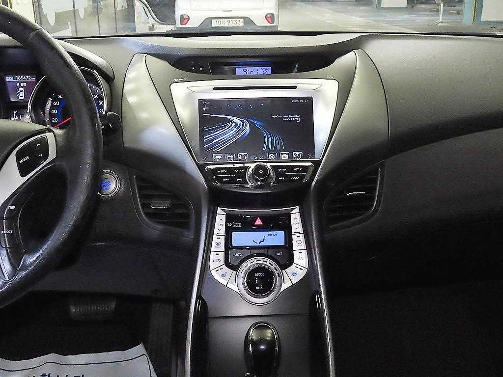 HYUNDAI Avante - Vista 10