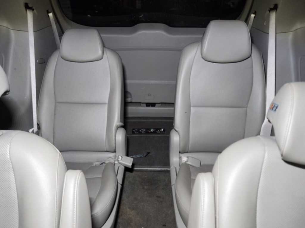 KIA Carnival - Vista 8