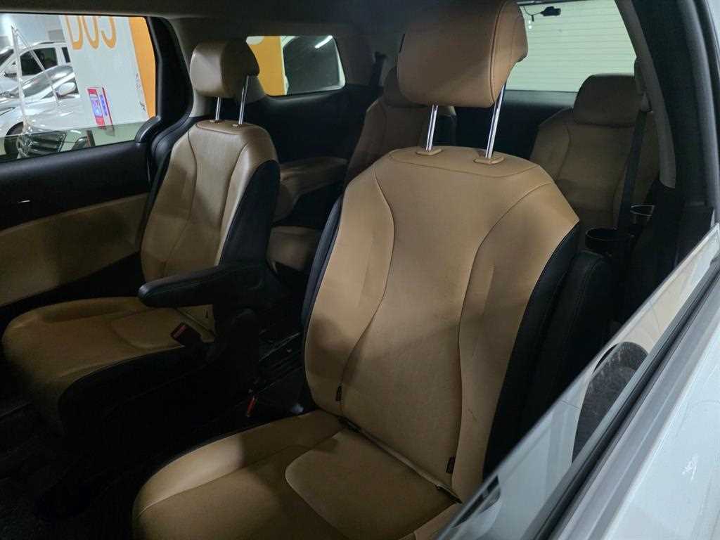 KIA Carnival - Vista 7