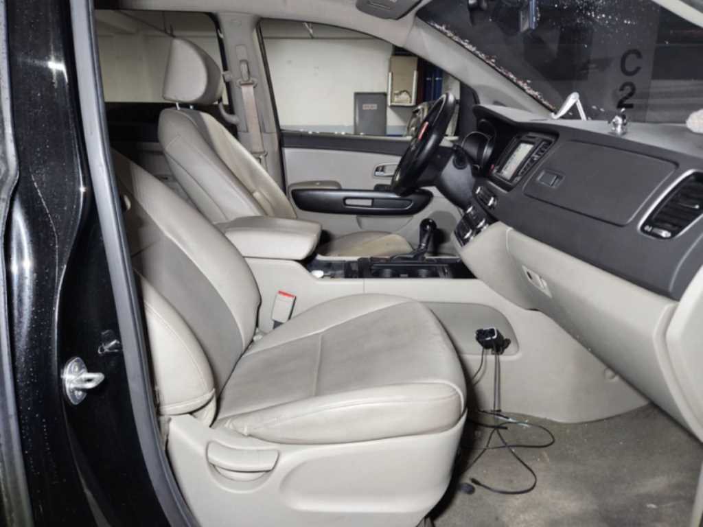 KIA Carnival - Vista 10