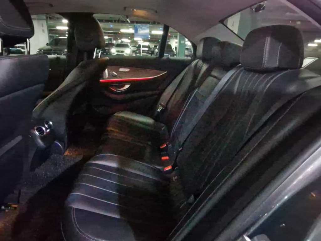 Mercedes Benz E class - Vista 7