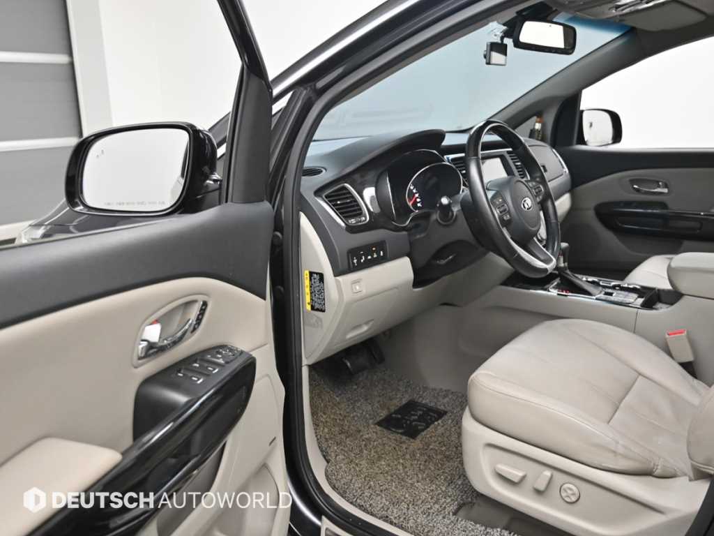 KIA Carnival - Vista 11