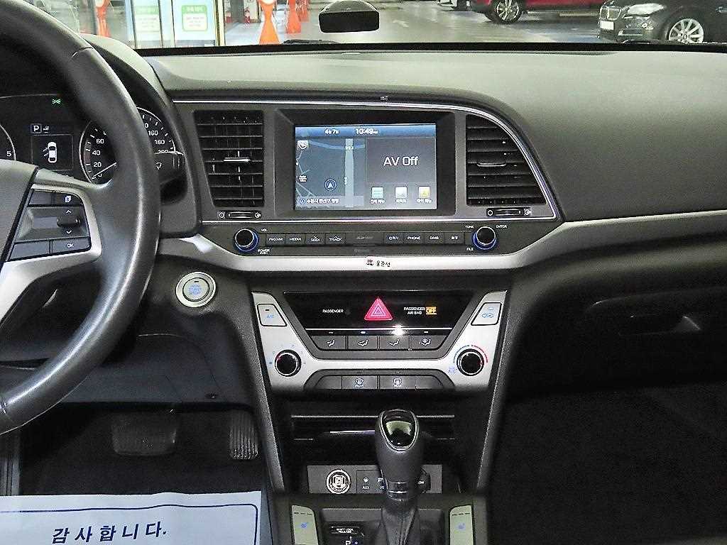 HYUNDAI Avante - Vista 11