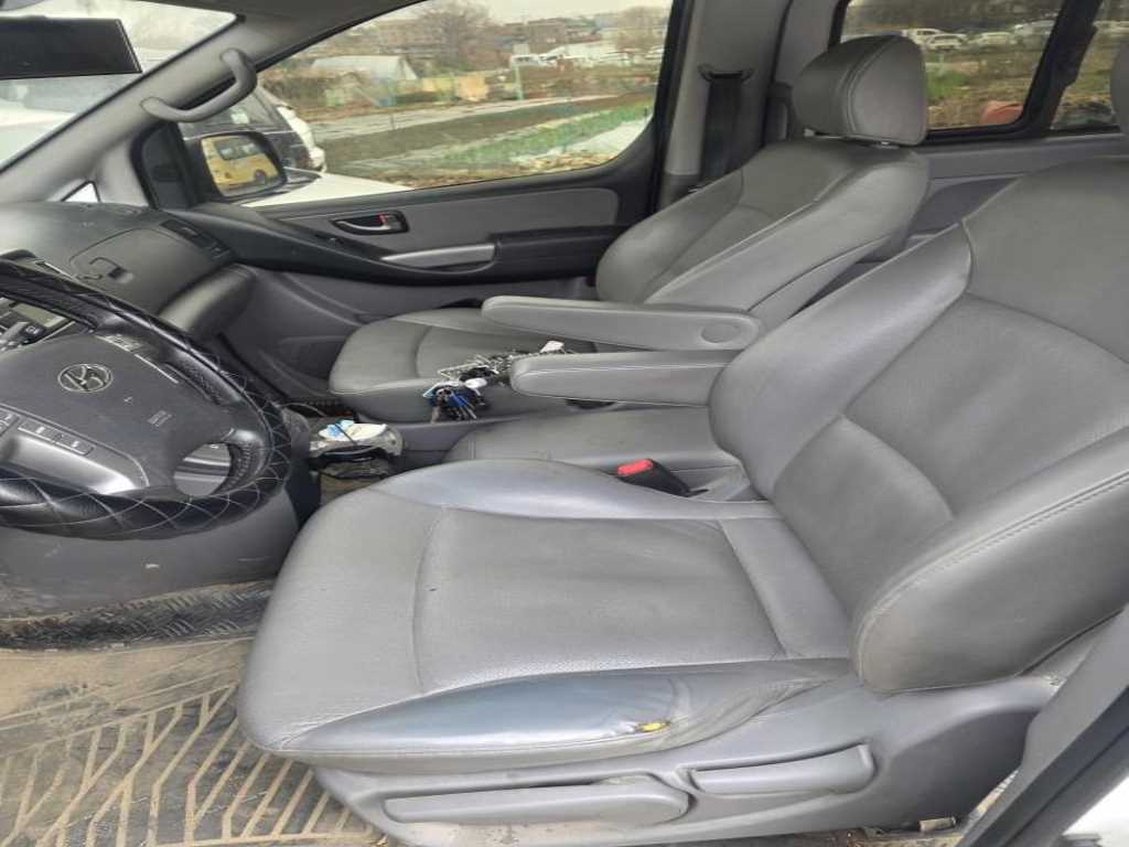 HYUNDAI Starex - Vista 4