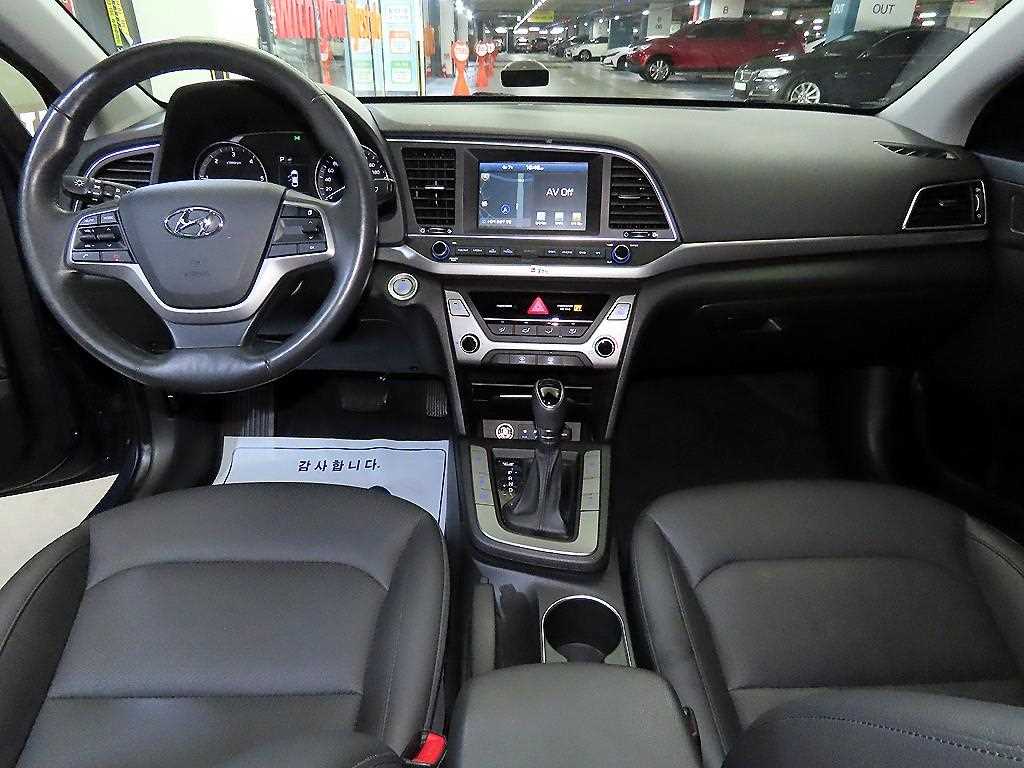 HYUNDAI Avante - Vista 10