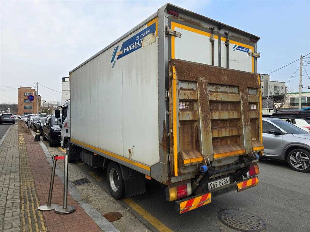 medium and large cargo truck - Vista 5