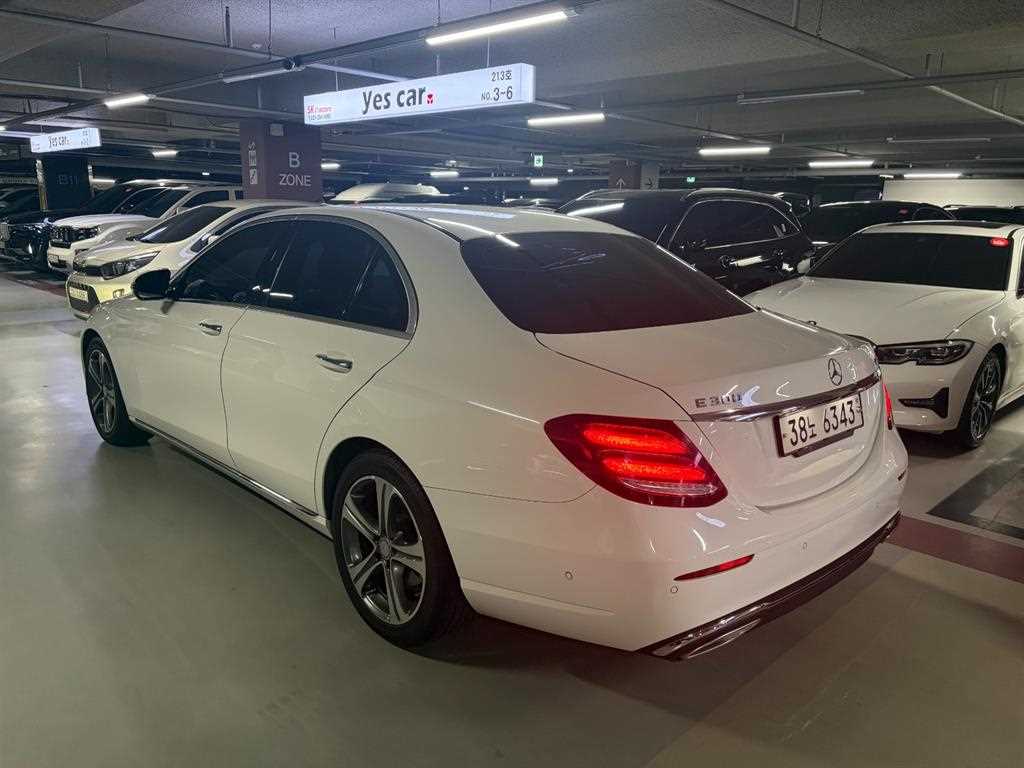 Mercedes Benz E class - Vista 3