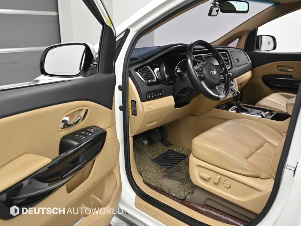 KIA Carnival - Vista 11