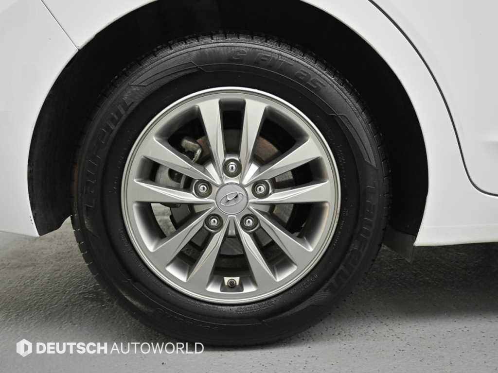 HYUNDAI Avante - Vista 5