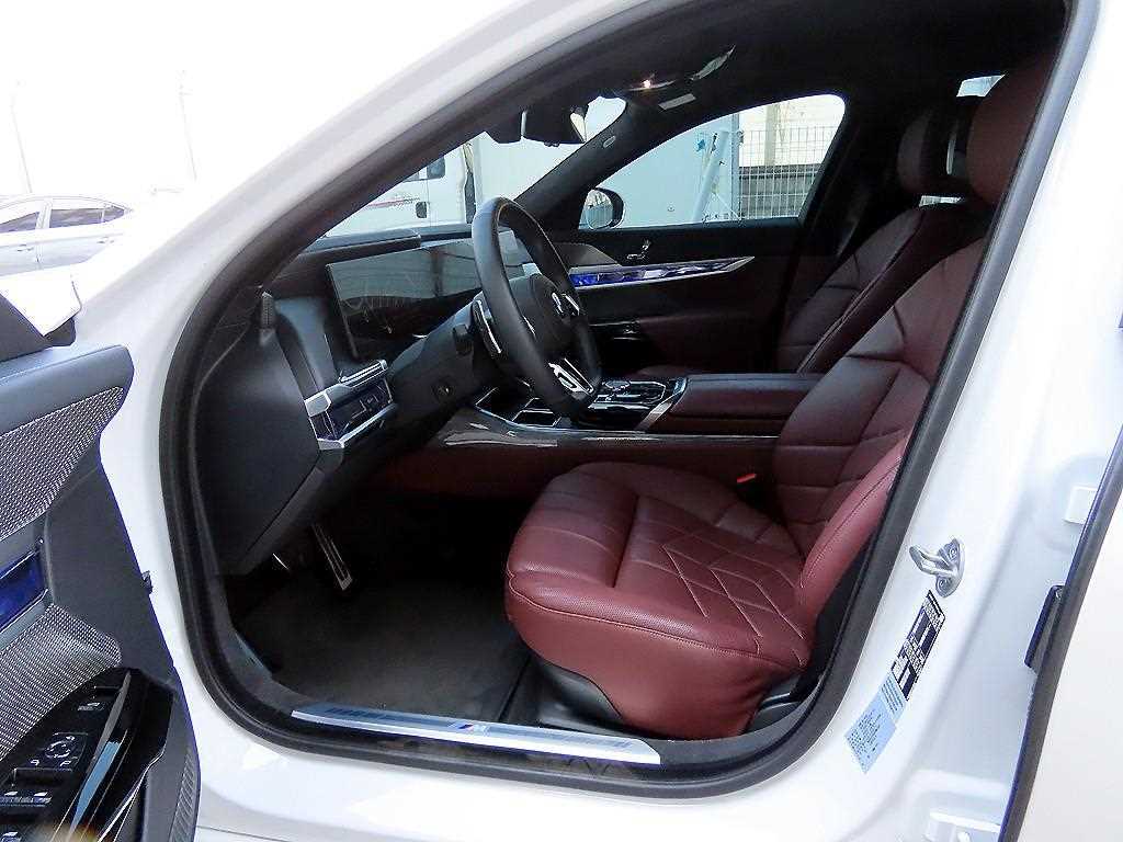 BMW 7 Series - Vista 5