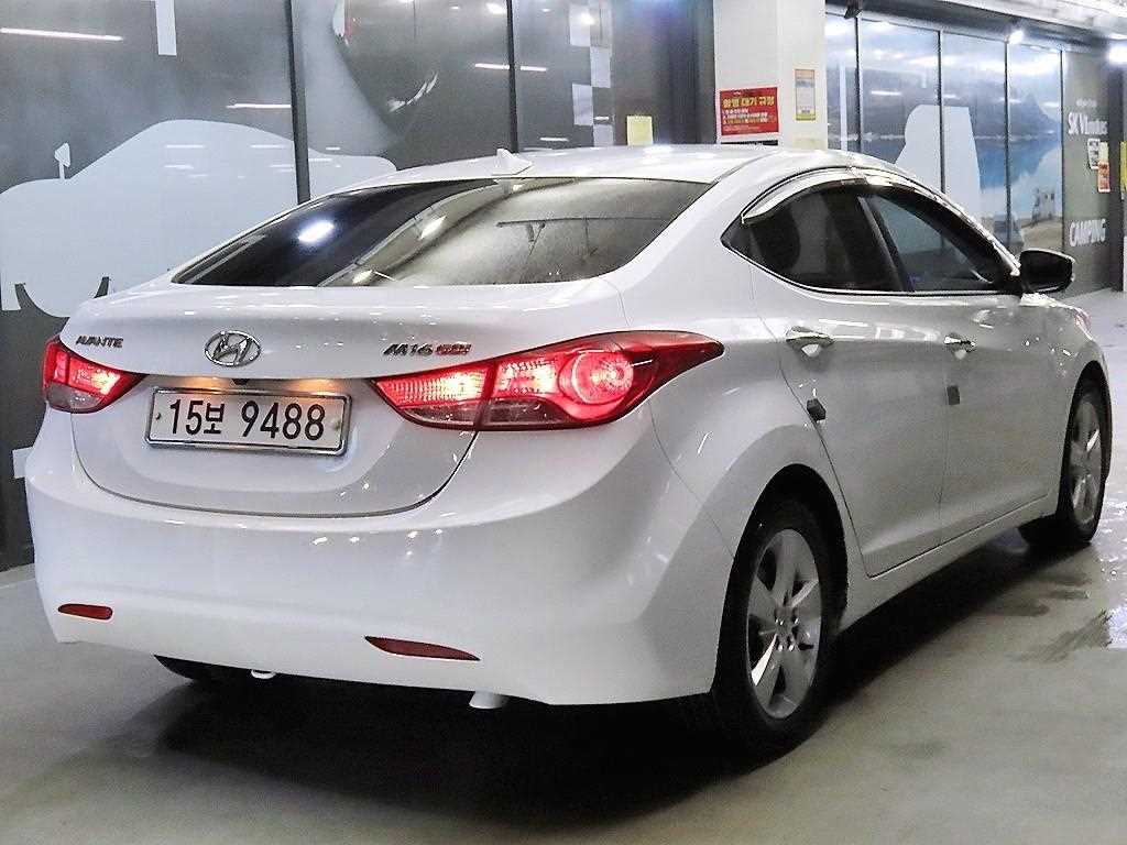 HYUNDAI Avante - Vista 4