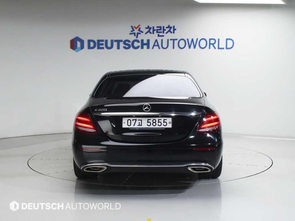 Mercedes Benz E class - Vista 4