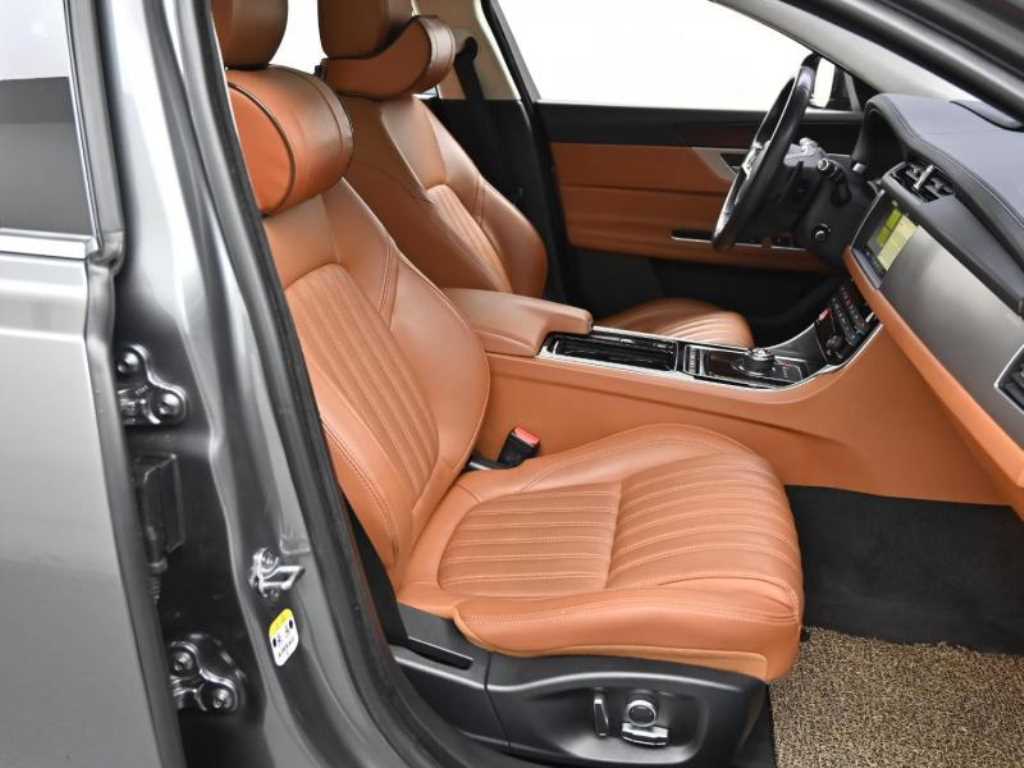 Jaguar XF - Vista 10