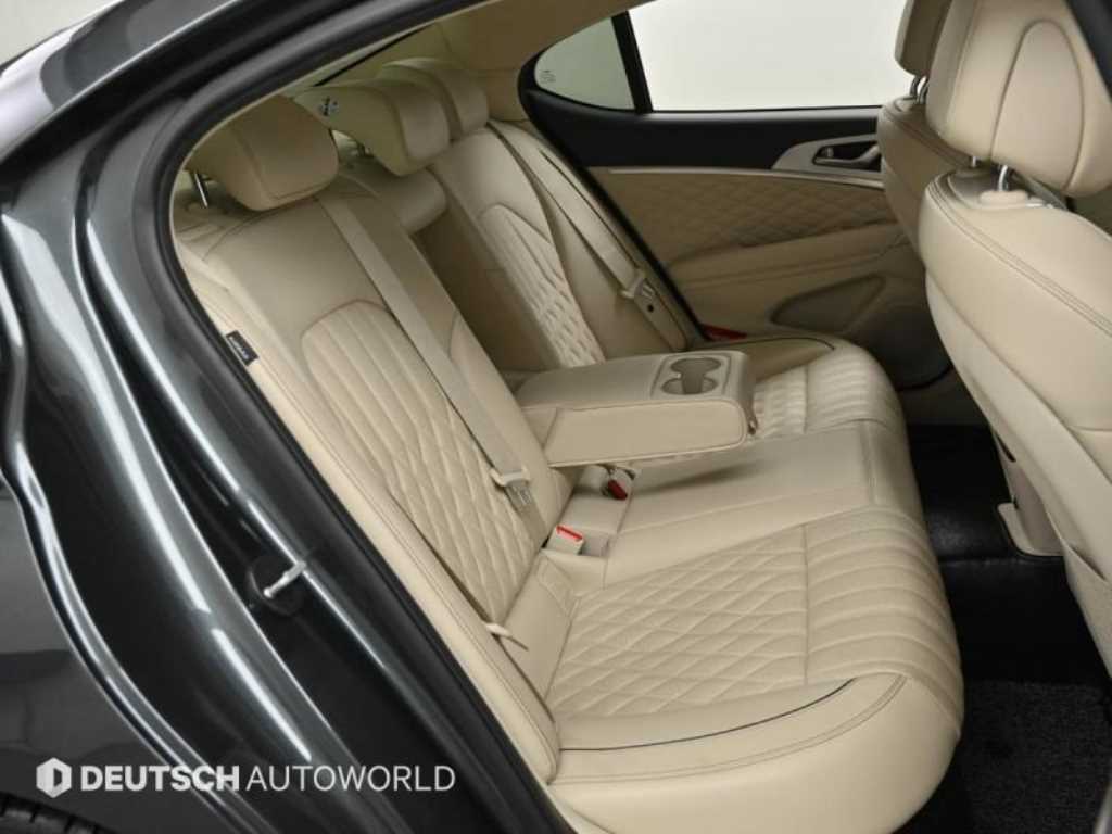 Genesis G70 - Vista 12