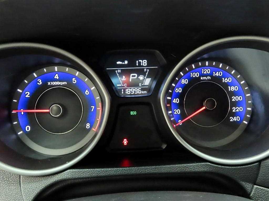 HYUNDAI Avante - Vista 5