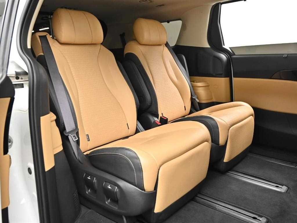 KIA Carnival - Vista 12