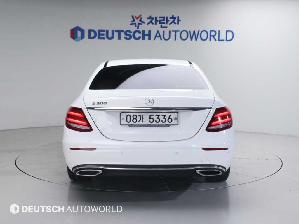 Mercedes Benz E class - Vista 4