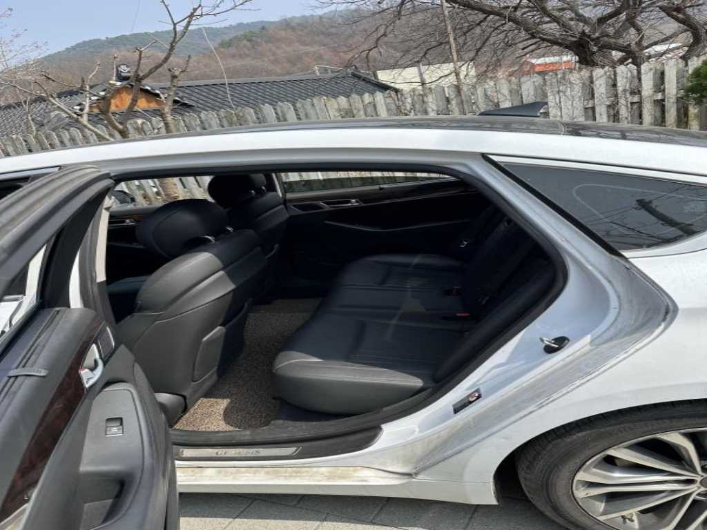 HYUNDAI Genesis - Vista 6