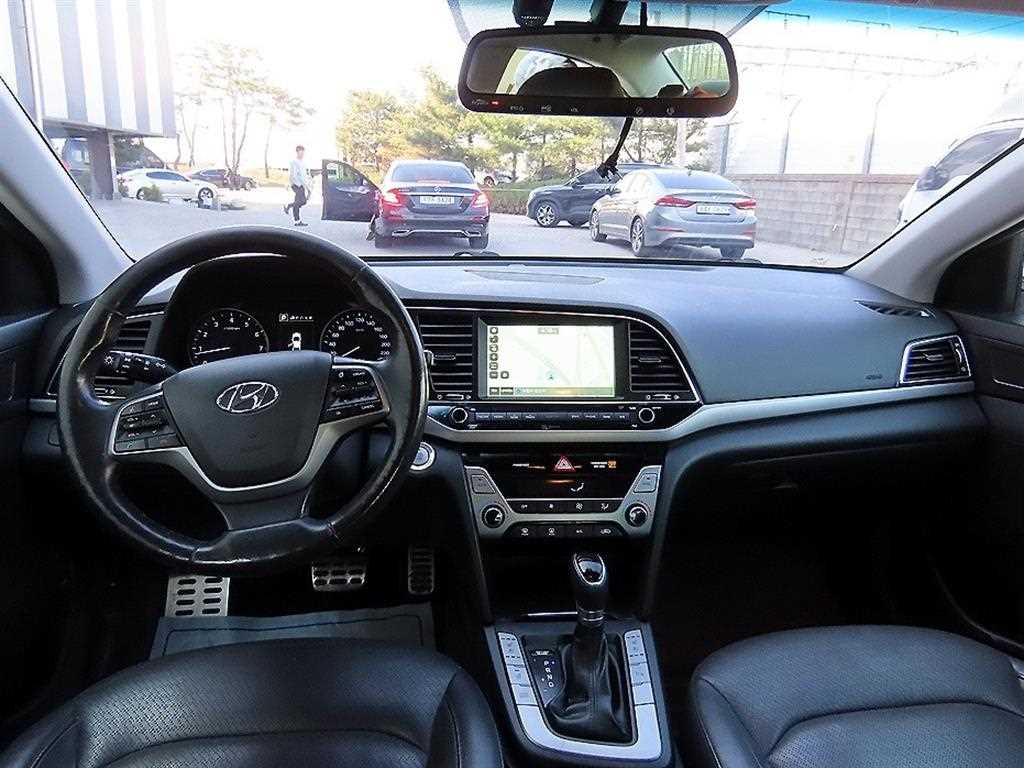 HYUNDAI Avante - Vista 7