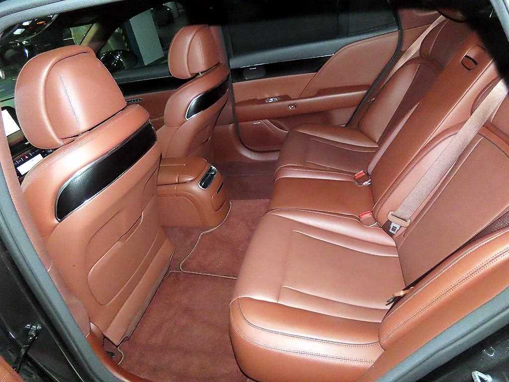 Genesis G90 - Vista 7